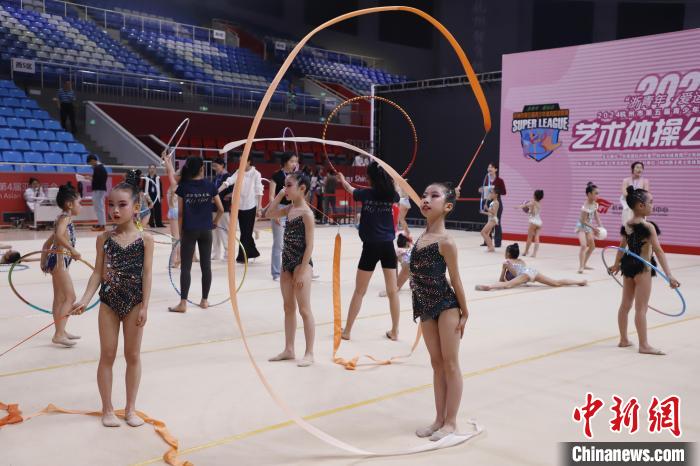 杭州市第五届青少年体育超级联赛启动 “毯上芭蕾”率先亮相-中新网
